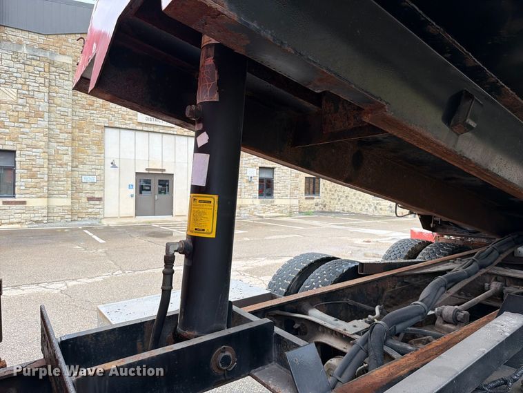 image for item FH6315 2007 International 7400 dump truck