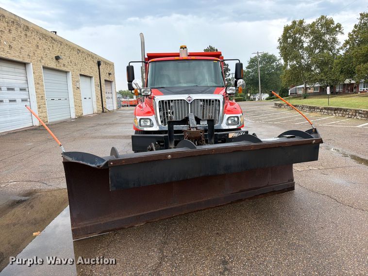 image for item FH6321 2007 International 7400 dump truck
