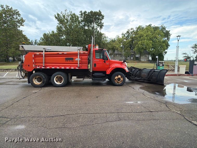 image for item FH6321 2007 International 7400 dump truck