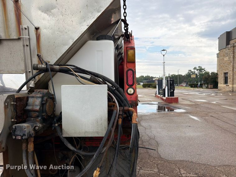 image for item FH6321 2007 International 7400 dump truck