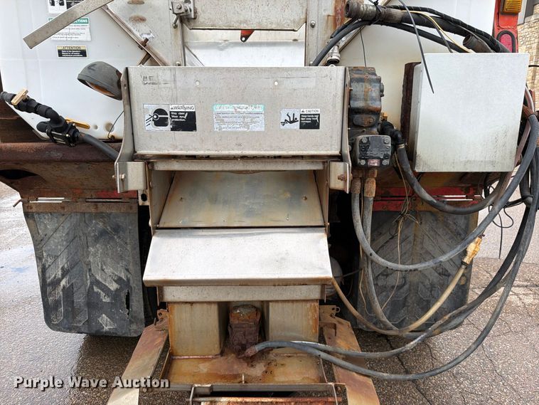 image for item FH6321 2007 International 7400 dump truck