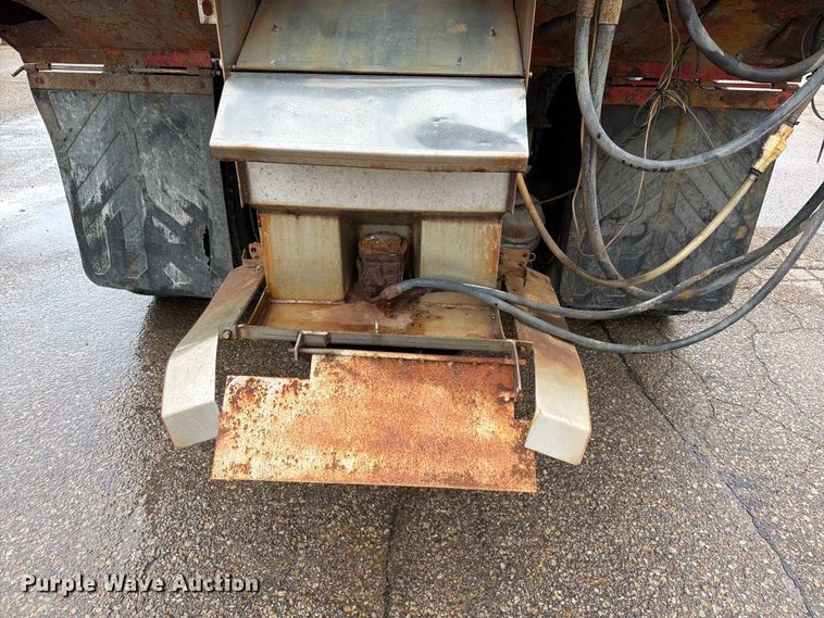 image for item FH6321 2007 International 7400 dump truck