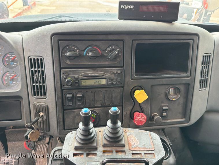 image for item FH6321 2007 International 7400 dump truck