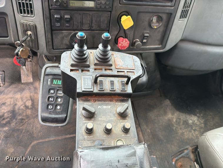 image for item FH6321 2007 International 7400 dump truck