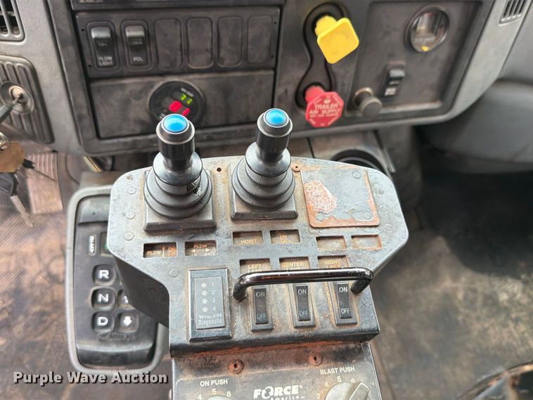 image for item FH6321 2007 International 7400 dump truck