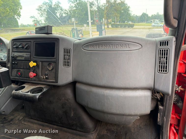 image for item FH6321 2007 International 7400 dump truck
