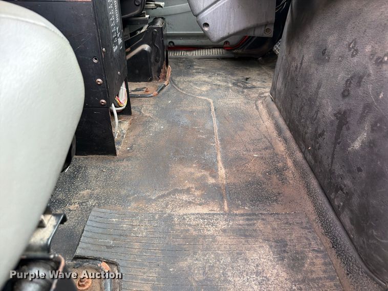 image for item FH6321 2007 International 7400 dump truck