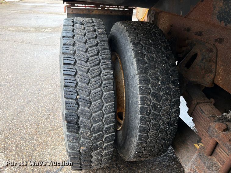 image for item FH6321 2007 International 7400 dump truck