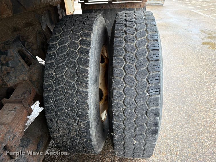 image for item FH6321 2007 International 7400 dump truck