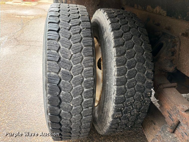 image for item FH6321 2007 International 7400 dump truck