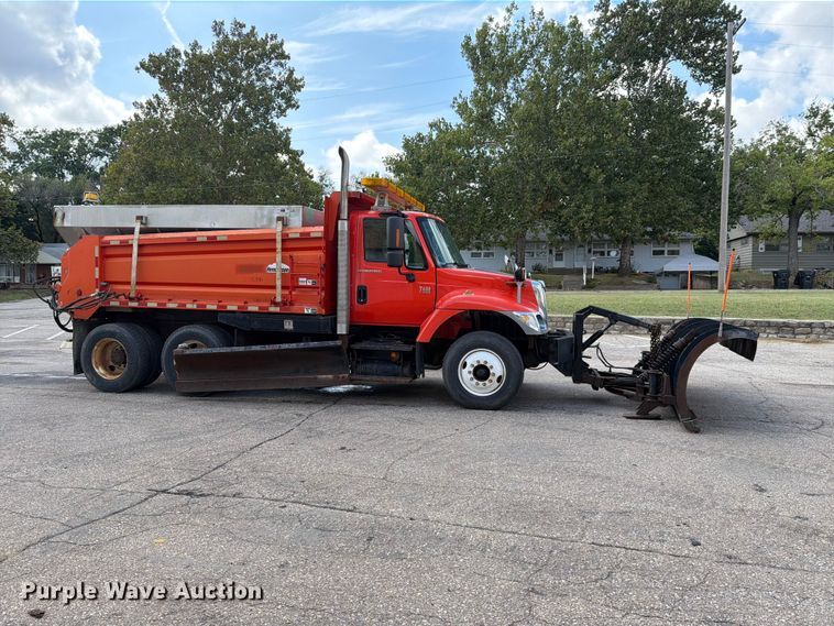 image for item FH6332 2006 International WorkStar 7400 dump truck