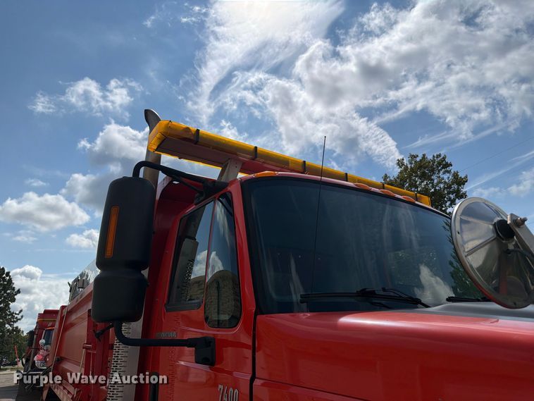 image for item FH6332 2006 International WorkStar 7400 dump truck
