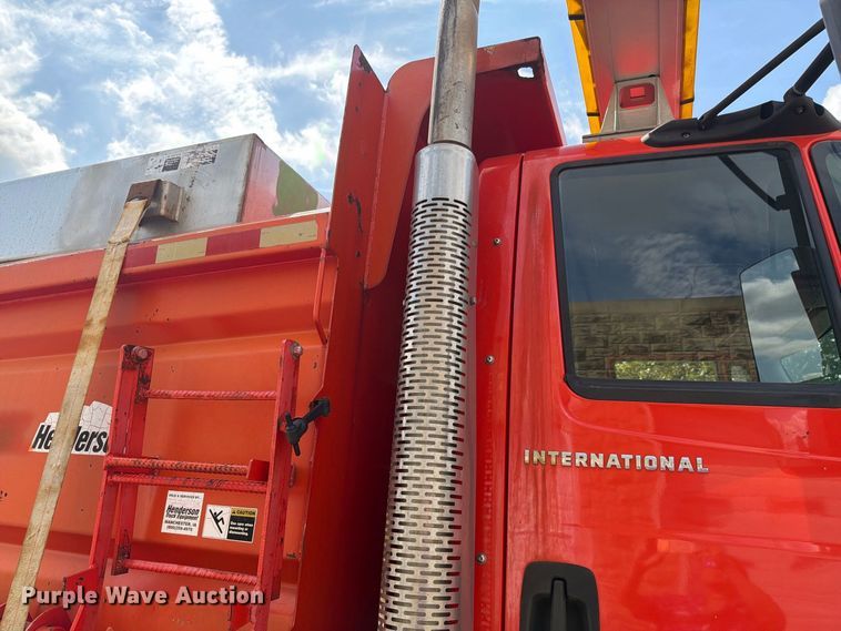 image for item FH6332 2006 International WorkStar 7400 dump truck