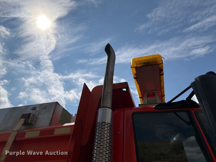 image for item FH6332 2006 International WorkStar 7400 dump truck