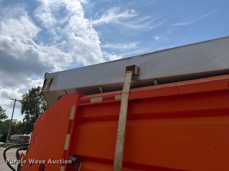image for item FH6332 2006 International WorkStar 7400 dump truck