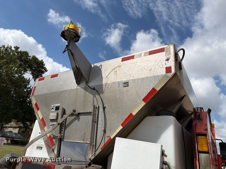 image for item FH6332 2006 International WorkStar 7400 dump truck