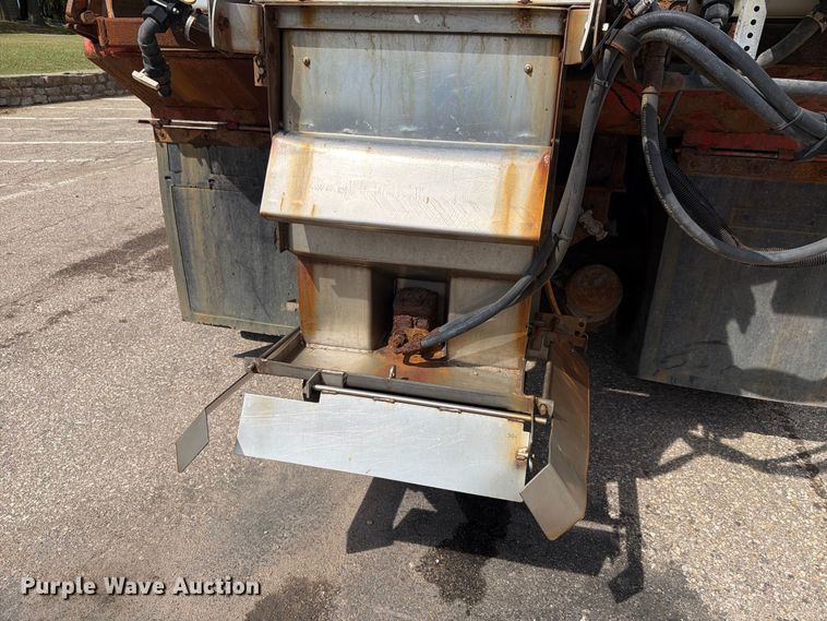 image for item FH6332 2006 International WorkStar 7400 dump truck
