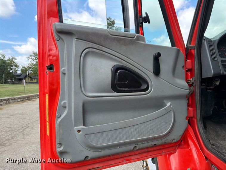 image for item FH6332 2006 International WorkStar 7400 dump truck