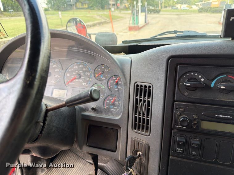 image for item FH6332 2006 International WorkStar 7400 dump truck
