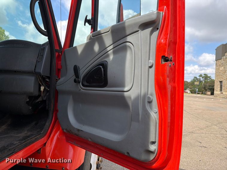 image for item FH6332 2006 International WorkStar 7400 dump truck
