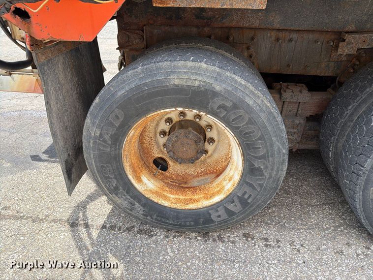 image for item FH6332 2006 International WorkStar 7400 dump truck