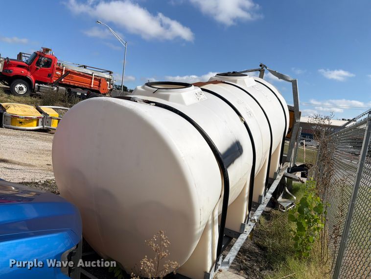image for item FH6333 925 gal poly tank Poly tank