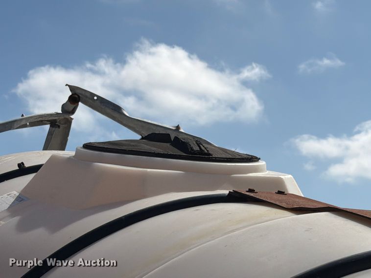 image for item FH6333 925 gal poly tank Poly tank