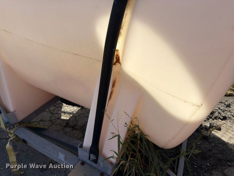 image for item FH6333 925 gal poly tank Poly tank