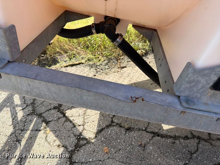image for item FH6333 925 gal poly tank Poly tank