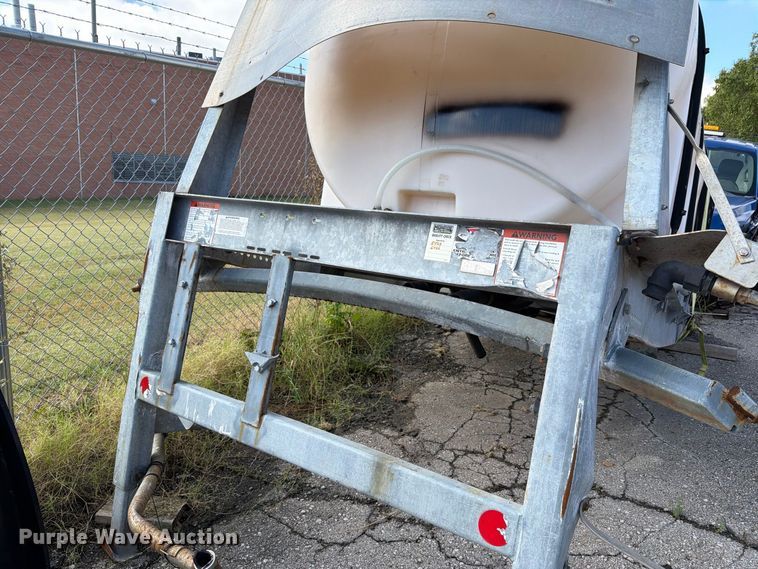 image for item FH6333 925 gal poly tank Poly tank