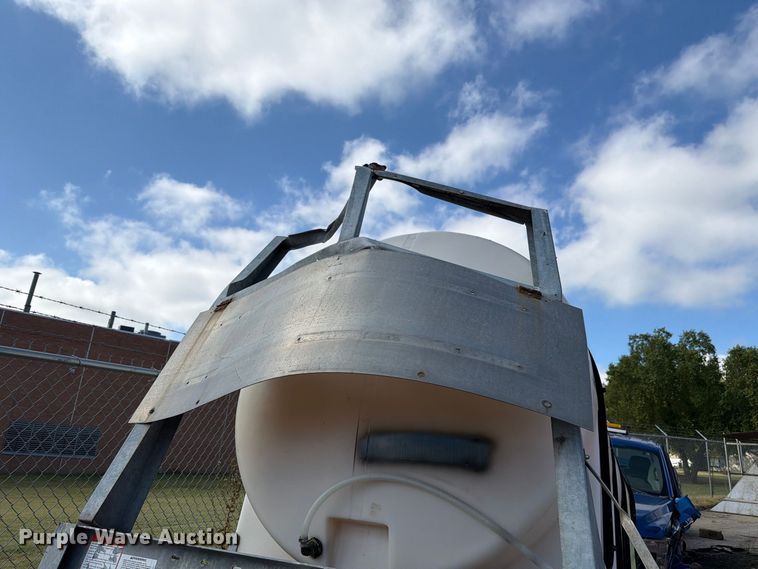 image for item FH6333 925 gal poly tank Poly tank