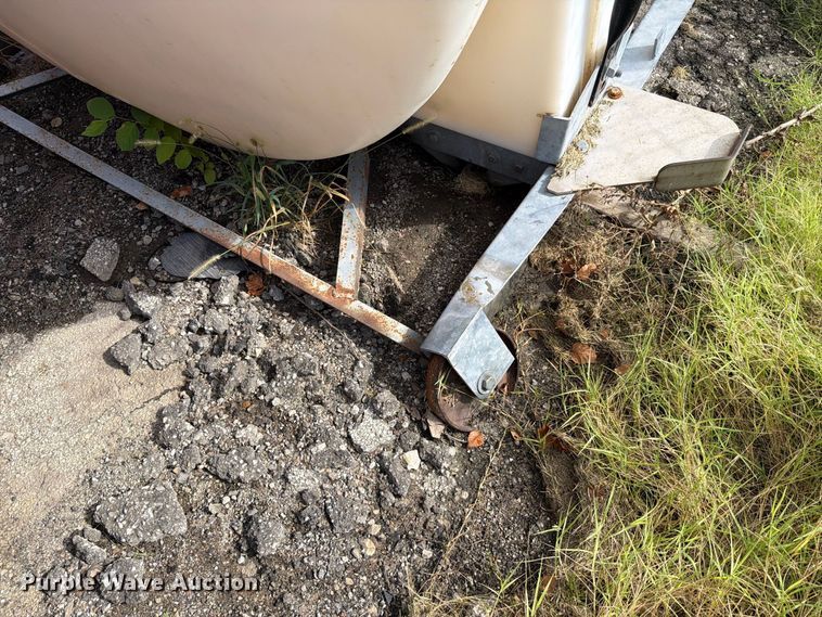 image for item FH6333 925 gal poly tank Poly tank