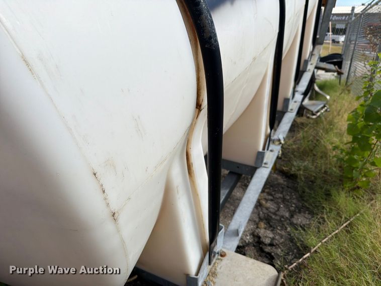 image for item FH6333 925 gal poly tank Poly tank