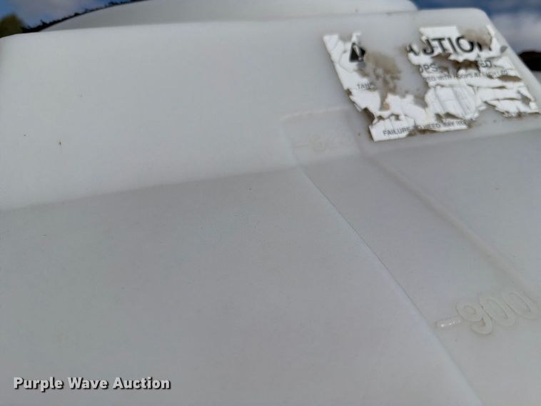image for item FH6333 925 gal poly tank Poly tank