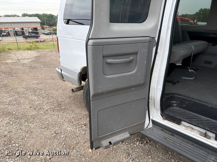 image for item FH6337 2007 Ford Econoline van