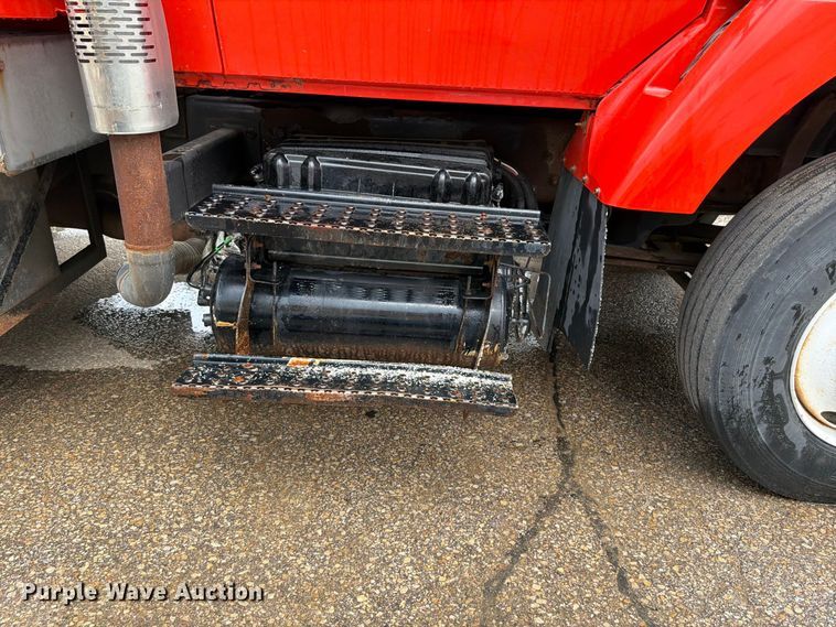 image for item FH6338 2007 International 7400 dump truck