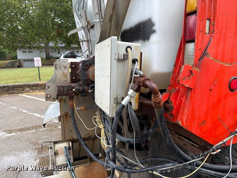 image for item FH6338 2007 International 7400 dump truck