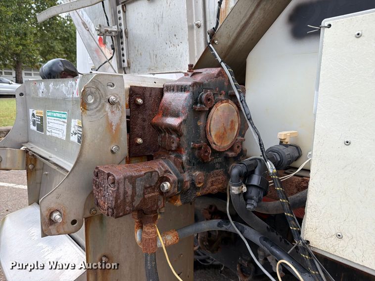 image for item FH6338 2007 International 7400 dump truck