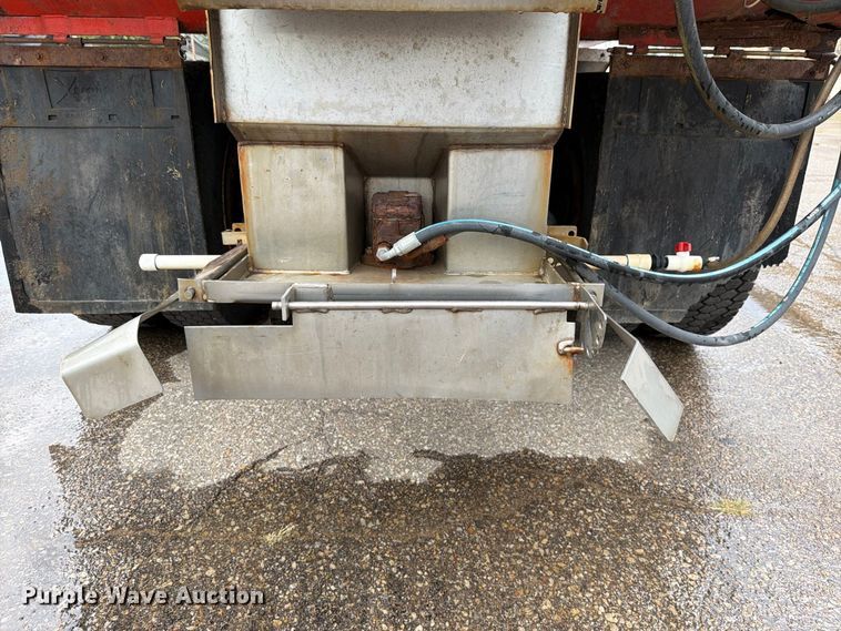 image for item FH6338 2007 International 7400 dump truck