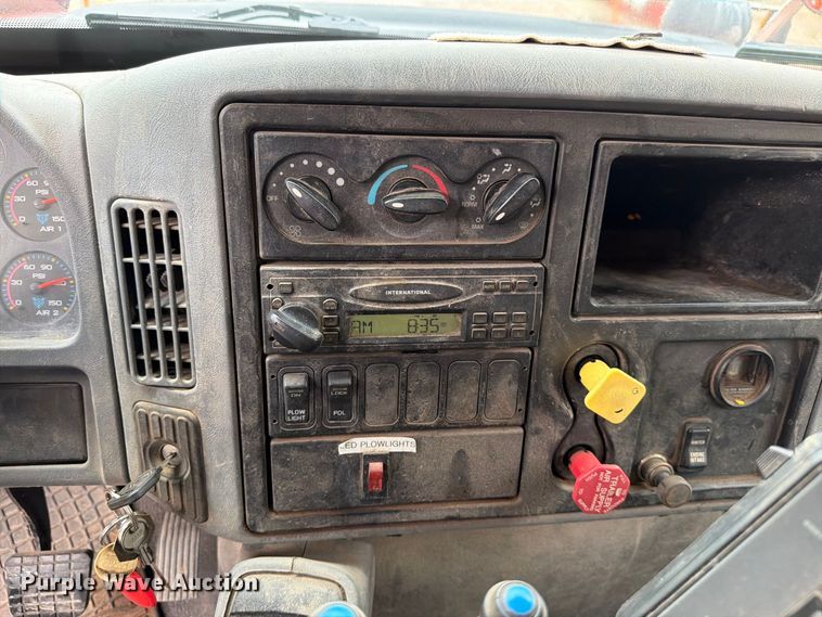 image for item FH6338 2007 International 7400 dump truck
