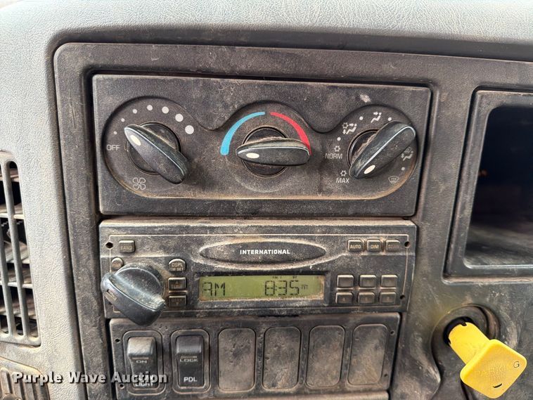 image for item FH6338 2007 International 7400 dump truck