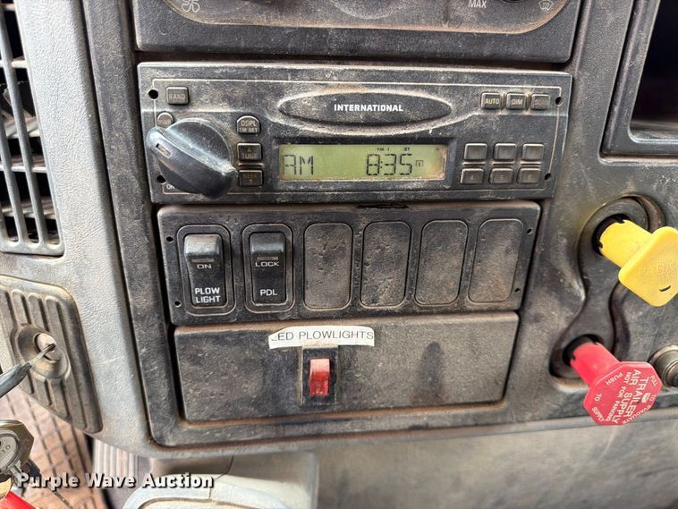 image for item FH6338 2007 International 7400 dump truck