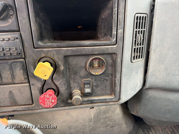 image for item FH6338 2007 International 7400 dump truck