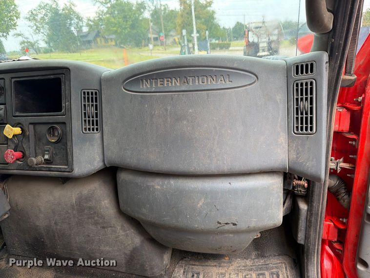 image for item FH6338 2007 International 7400 dump truck