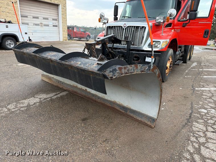 image for item FH6339 2007 International 7400 dump truck