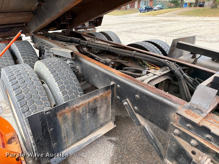 image for item FH6339 2007 International 7400 dump truck