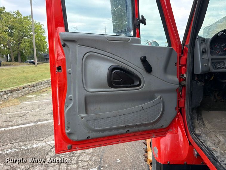 image for item FH6339 2007 International 7400 dump truck
