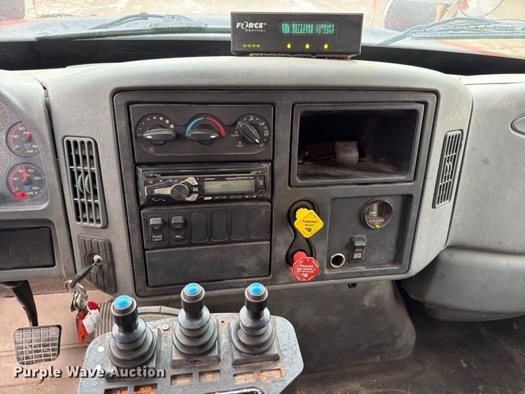 image for item FH6339 2007 International 7400 dump truck