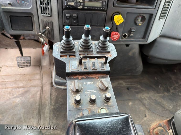 image for item FH6339 2007 International 7400 dump truck