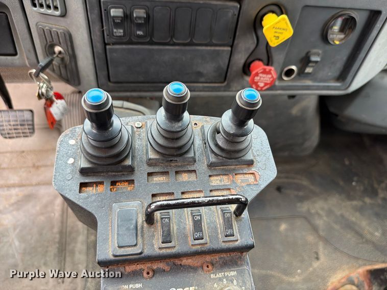 image for item FH6339 2007 International 7400 dump truck